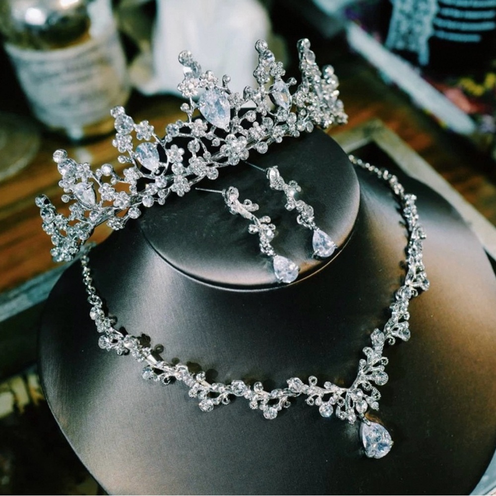 Elegant Silver Crystal Tiara and Jewelry Set